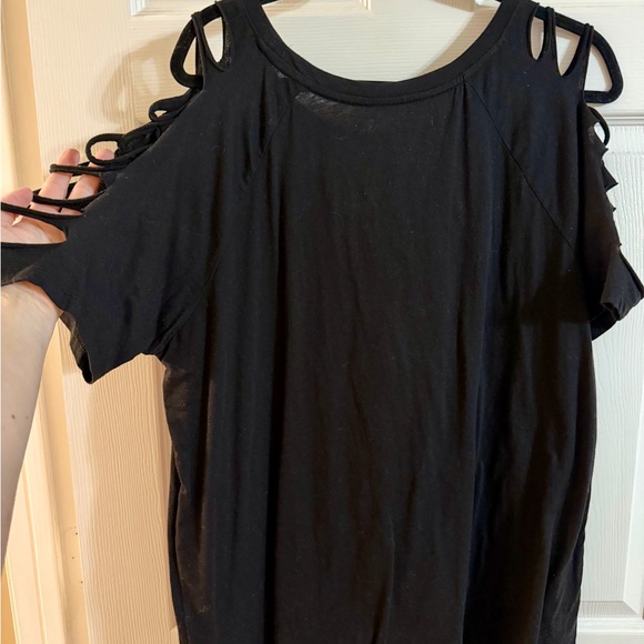 Mötley Crüe “Dr. Feelgood” Cold-Shoulder Band Tee – Women’s 2 (Torrid) - Picture 4 of 4